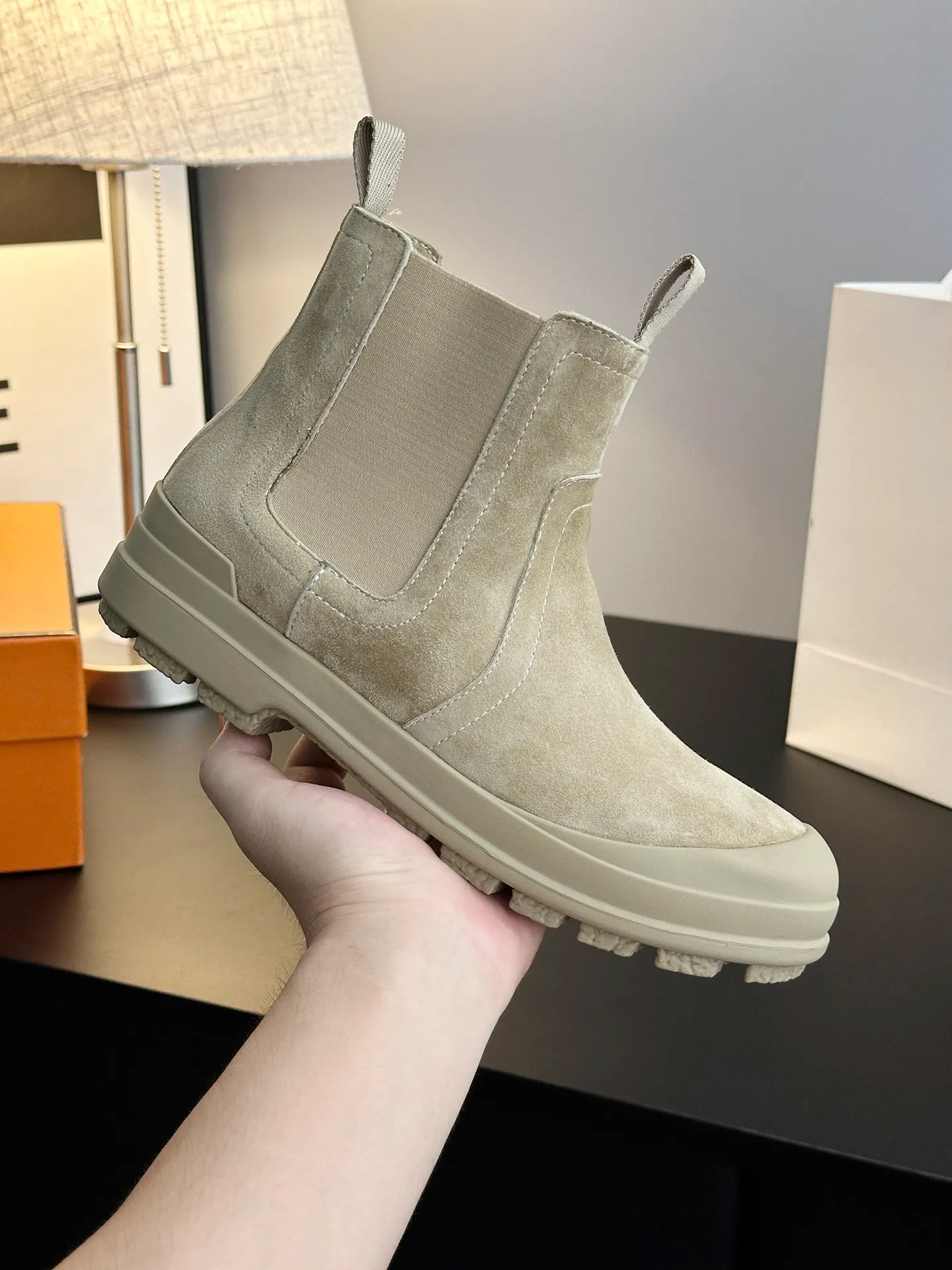 👟👟Ex-factory price 700👟👟 【𝐇𝐄𝐑𝐌𝐄𝐒Ankle boots】Exquisite workmanship, classic and yet individual, matching college style & simple style. yyds The key point is that it makes you taller and slimmer, which is really good news for small people. It makes you look slimmer and taller than ever yyds, good-looking ➢Shoe upper material: original customized cowhide + Yangjing noodles ➢Inner material: cowhide lining ➢Outsole material: original rubber sole ➢Color selection: black cowhide, black Yangjing, nude Yangjing ➢Optional code number: 35-40 (customized 40 is not returnable)